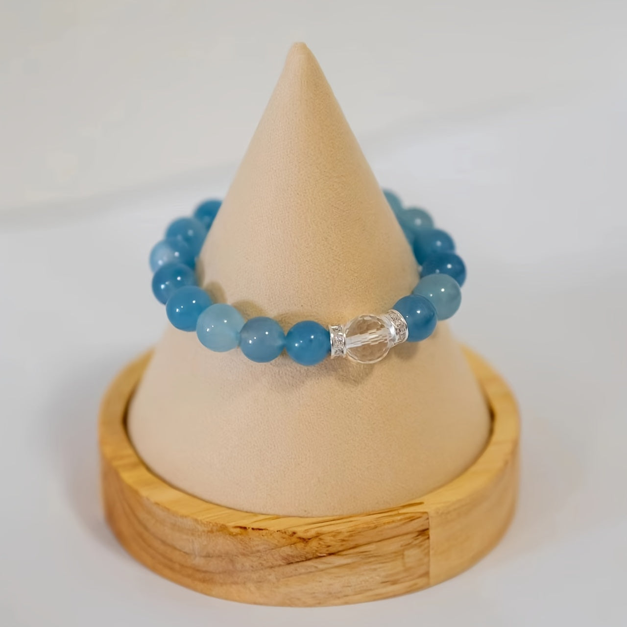 An Elegant Ocean Style Natural Sapphire Bead Bracelet，With Unique Oval Spacer and Crystal Embellishment，Fashion All-Season Daily and Gift Accessories，It Symbolizes Luck and Beauty.