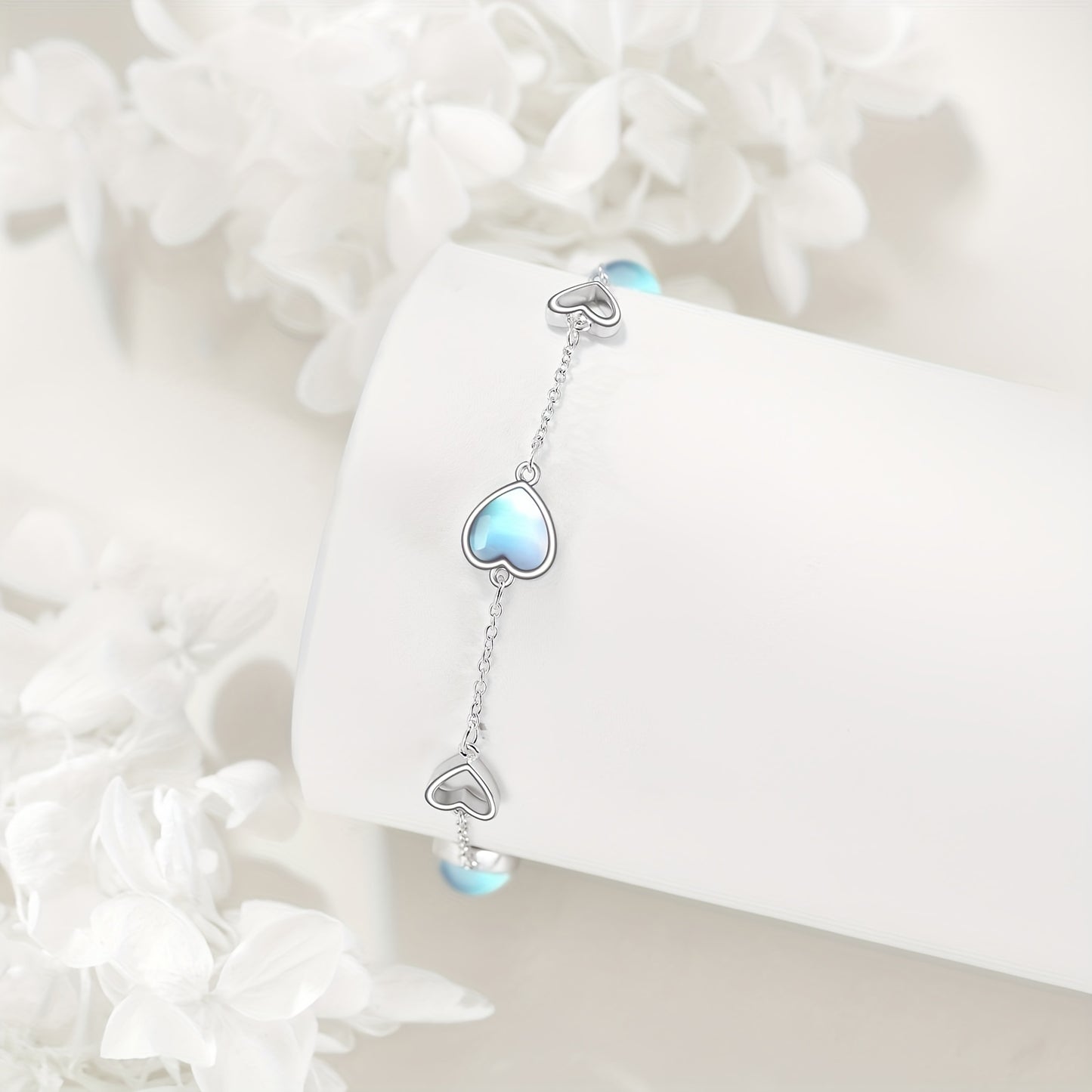 Elegant925Sterling Silver Bracelet，With Heart-Shaped Pendant，White-Plated Adjustable Chain，Inlaid Moonstone，Suitable for Daily Wear and Gift Giving。