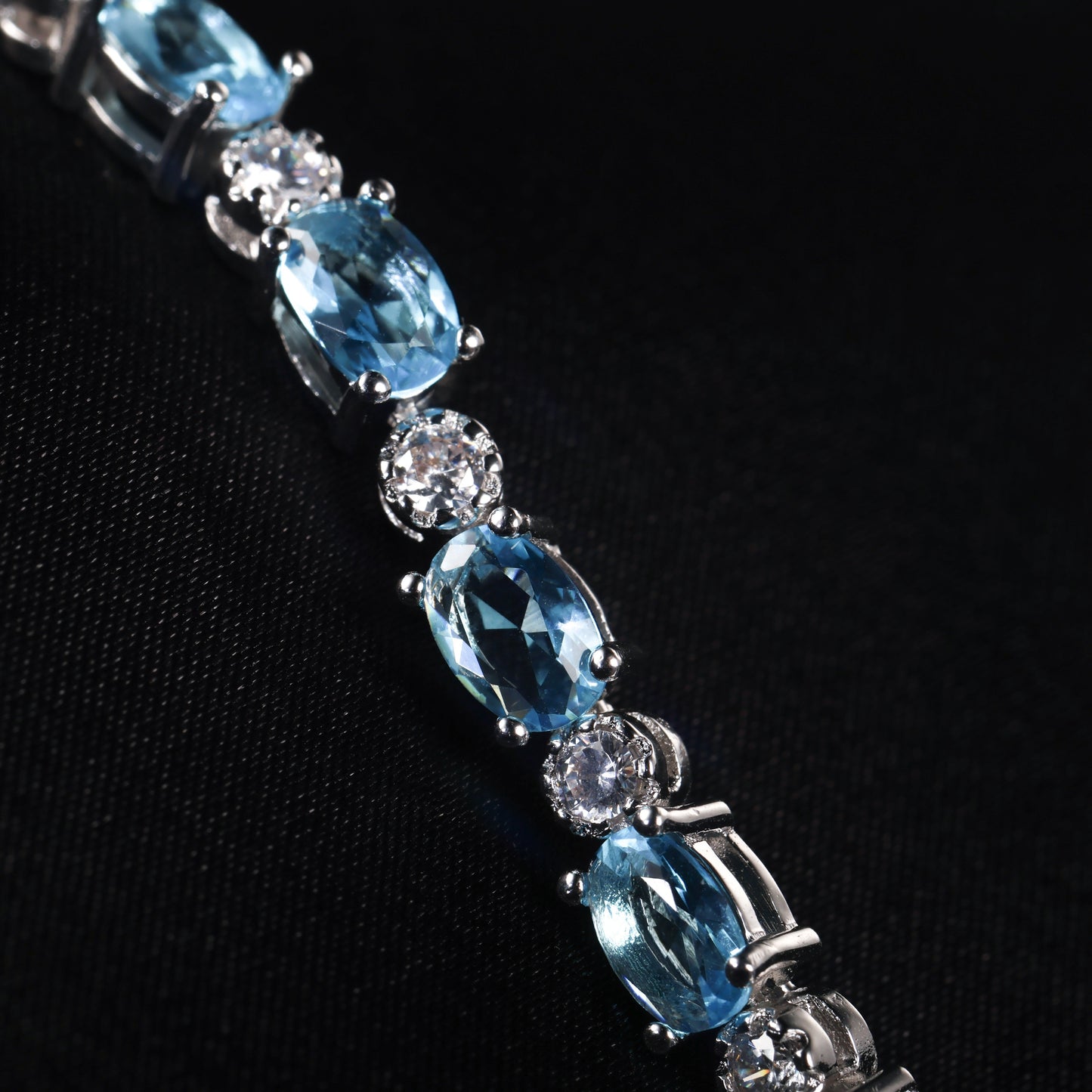 Elegant Aquamarine Crystal Bracelet，925 Sterling Silver with Natural Gemstone，Valentine's Day、Wedding、Romantic Gift for Graduation Ceremony - Including Boutique Gift Box、Advanced、Small Design、Ventilation、Confession Party