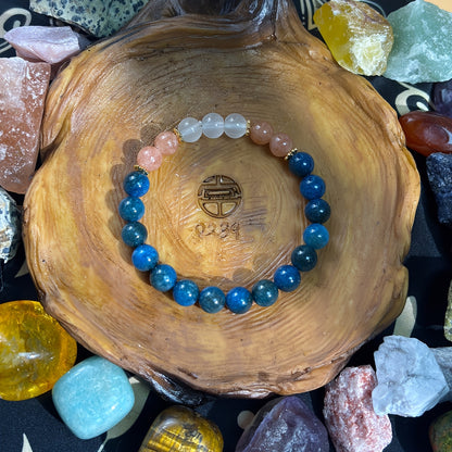 This Physical and Mental Harmony Bracelet Is Made of Blue Tourmaline and Sunstone，It Is a Handmade Ornament Suitable for Men and Women。It Is Not Only a Piece of Jewelry，It Can Also Promote Emotional Balance.，It Is a Thoughtful Holiday Gift。