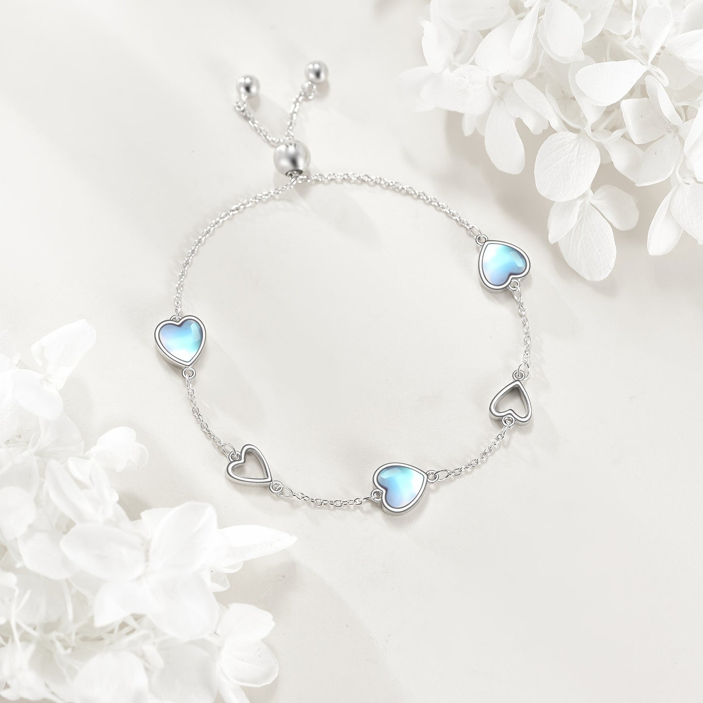 Elegant925Sterling Silver Bracelet，With Heart-Shaped Pendant，White-Plated Adjustable Chain，Inlaid Moonstone，Suitable for Daily Wear and Gift Giving。