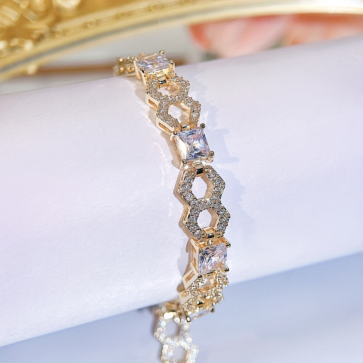 A High Quality Pentagram Chain Ring Bracelet，Inlaid AAA CZ Zircon and Gold Coating，Jewelry Suitable for Fashionable Women。