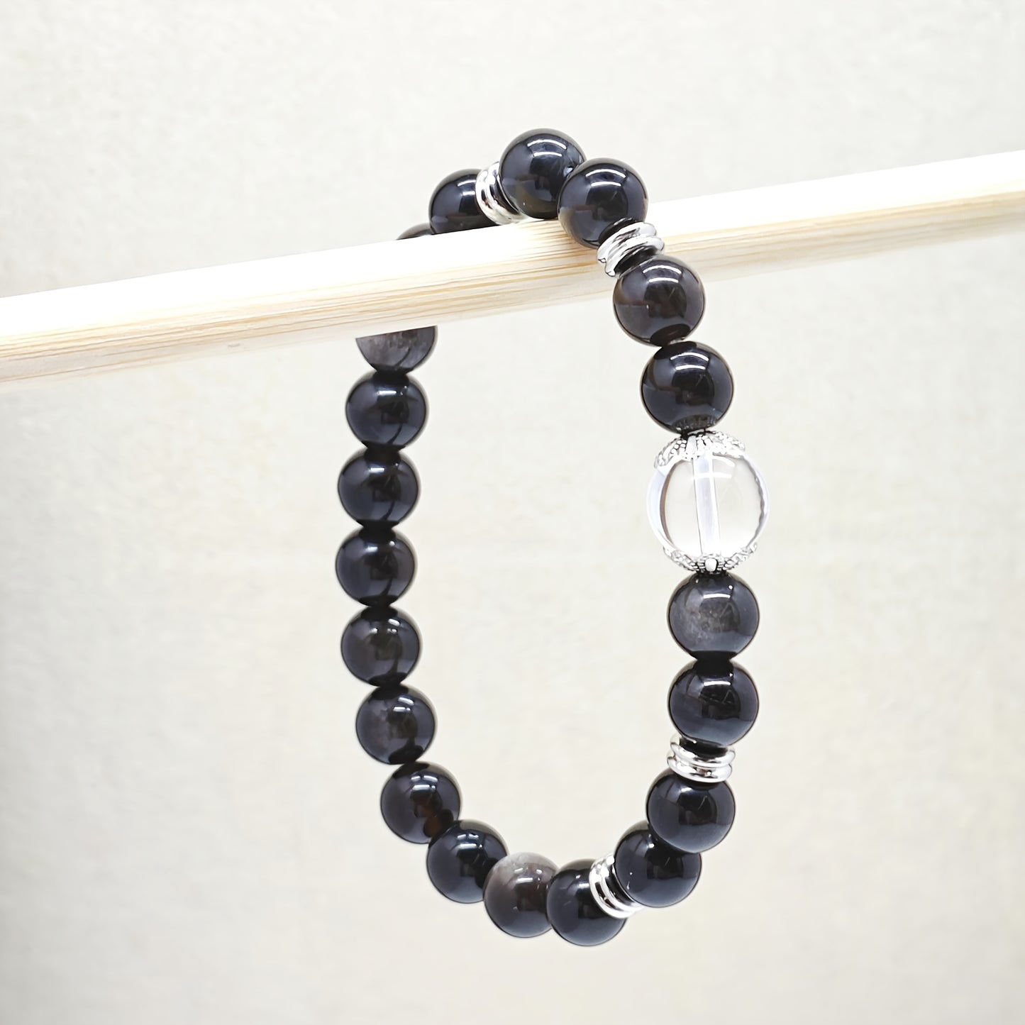 Natural Obsidian and Natural White Stone Bracelet，Inlaid18K Gold Plating，Enhanced Energy，Stable Mood，Exudes Depth and Elegance，Promoting Spirit，For My Best Friend，It Is a Perfect Gift，Suitable for Wearing in All Seasons。